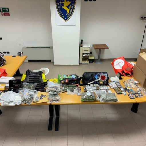 Scoperti con la droga in macchina sull'Autolaghi dalla polizia Stradale: due giovani in manette