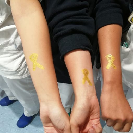 FOTO. Un fiocco dorato illumina il coraggio dei bambini malati di cancro