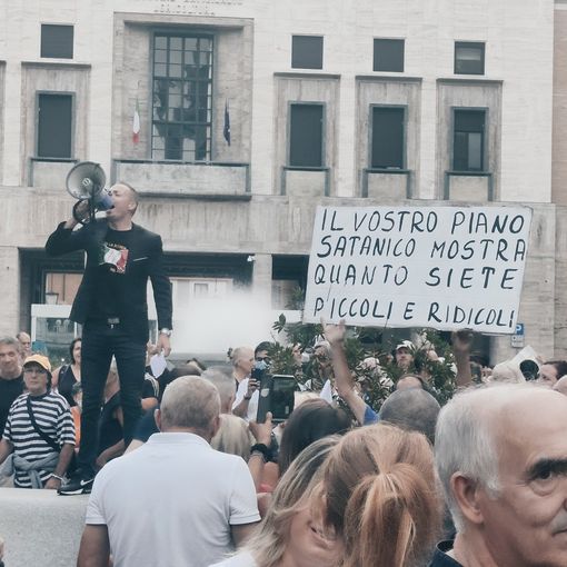 FOTO E VIDEO. Centinaia di persone in piazza Monte Grappa contro il Green Pass. «I partiti diffondono fake news, qui c'è libertà»