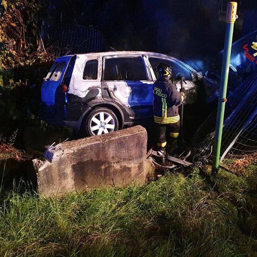 FOTO E VIDEO. Auto fuori strada in via Tasso, si schianta contro una cabina del gas
