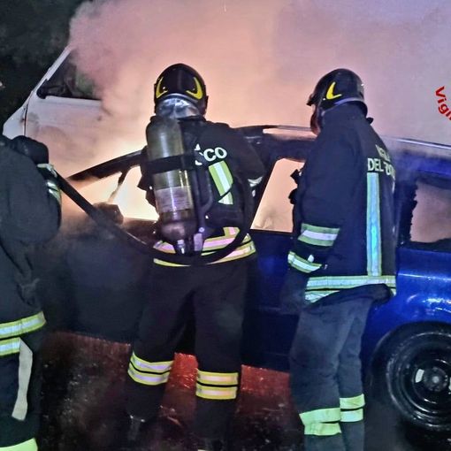 FOTO - Auto in fiamme a Fagnano Olona