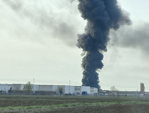 L'incendio all'azienda Kemi di Novara