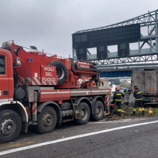 Le immagini dei vigili del fuoco dell'incidente mortale in A4