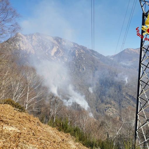 VIDEO. Continua a Indemini la lotta all'incendio: in azione due Canadair dall'Italia