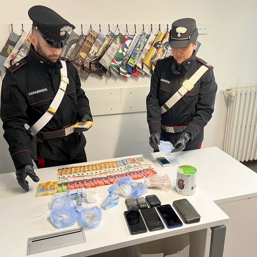 Spacciavano stupefacenti in un'abitazione di Induno Olona: tre persone in manette