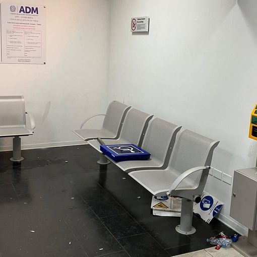 La sala d'aspetto della stazione di Induno vandalizzata (foto dalla pagina Facebook del sindaco Cavallin)