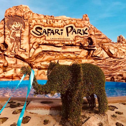 L'ingresso del Safari Park. Sotto, la famiglia De Rocchi