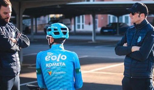 Ivan Basso con Samuel Marangoni, uno dei preparatori. Di spalle, Lorenzo Fortunato