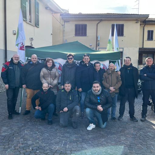 L'apertura della campagna elettorale di Movimento Alternativo a Jerago con Orago con un gazebo in piazza