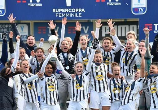 La gioia bianconera durante la premiazione (foto figc.it)
