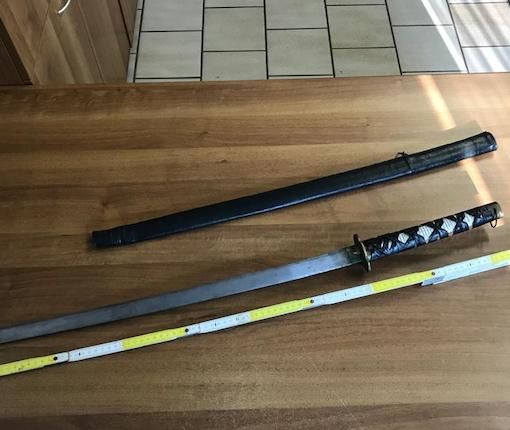 Fermato alla dogana di Zenna con una katana di un metro: denunciato un cittadino svizzero