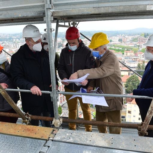 Nella foto di Carlo Meazza, da sinistra, i partecipanti al meeting aereo: Gabriele Donati, responsabile della sicurezza del cantiere, ing. Antonio Albanese, comandante dei Vigili del Fuoco, ing. Pietro Gervasini, esperto di tecnologia edilizia, il geometra Alberto Bianchi e l’architetto Giorgio Vassalli, progettisti del restauro con Vanni Meschini, il “padrone di casa” mons. Luigi Panighetti
