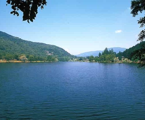 Uno scorcio del lago di Ghirla (foto da Pitchup)