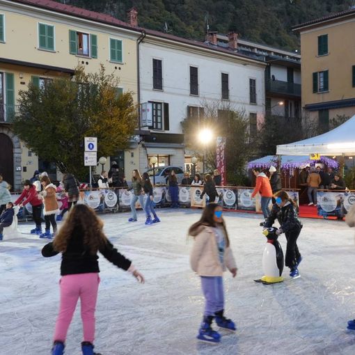 L'inaugurazione della pista di pattinaggio sul ghiaccio in piazza Matteotti a Laveno