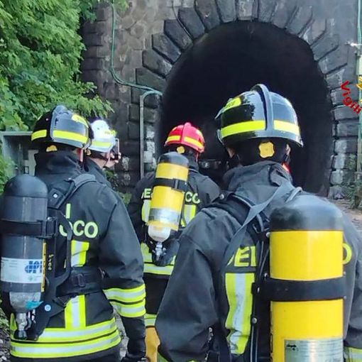 VIDEO E FOTO. Treno merci deragliato per il maltempo: nella galleria del Sasso Galletto di Laveno in azione gli specialisti del nucleo biologico chimico dei vigili del fuoco