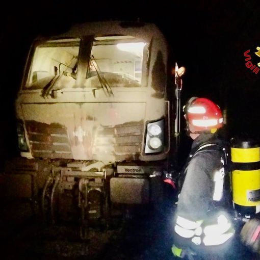 La motrice del treno merci deragliato nella galleria di Laveno Mombello sulla linea Luino-Gallarate