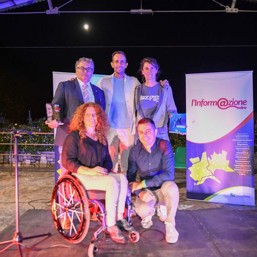 Enrico Anghilante, Mike Maric, Sara Bertolasi, Francesca Porcellato e Matteo Bursi nello scatto di chiusura dell'appuntamento di Laveno (fotoservizio a cura di PhotoSport &amp; More)