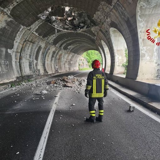 FOTO. Frana su una galleria stradale e ferroviaria nel Lecchese. Circolazione interrotta, nessun ferito