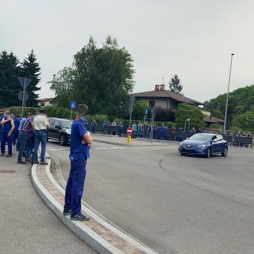 FOTO. La protesta dei lavoratori dell'Aermacchi sulla Varesina