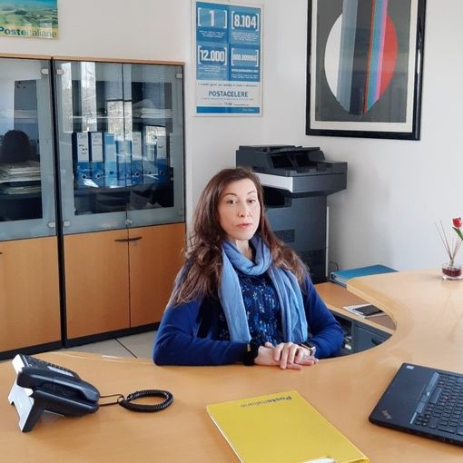L'ingegner Silvia Cutrupi al lavoro nel suo ufficio al centro di smistamento di Poste Italiane di Lonate Pozzolo