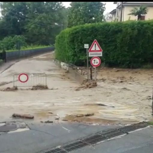 VIDEO. Maltempo a Luvinate, esondato il fiume Tinella. Il sindaco: «Non uscite di casa»