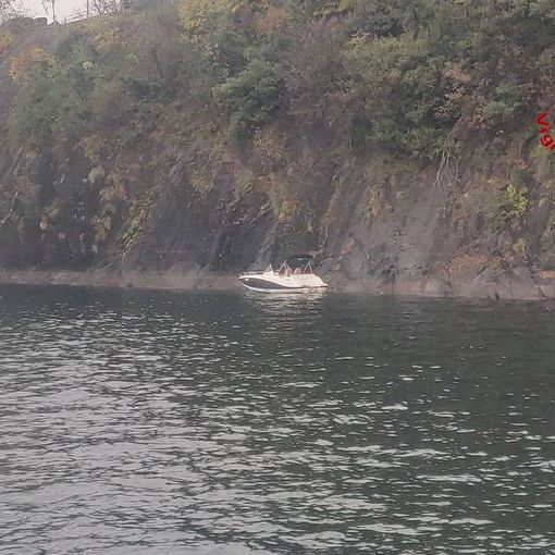 VIDEO. I vigili del fuoco recuperano un motoscafo alla deriva sul lago Maggiore