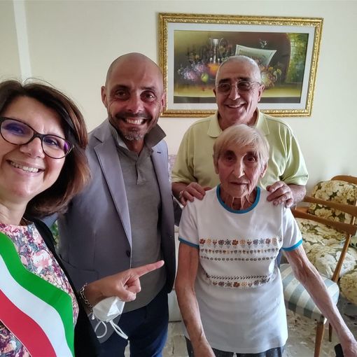 La festeggiata Santina Bonanno in una foto con i famigliari e la sindaca dalla pagina Facebook di Irene Bellifemine