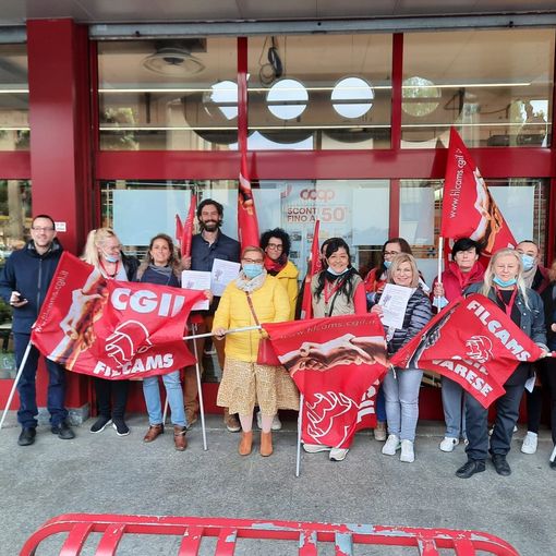 Il presidio dei delegati della Filcams Cgil davanti alla Coop di Malnate