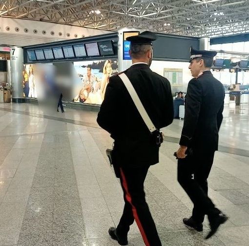 Tassista abusivo pizzicato dai carabinieri a Malpensa: controllate anche 12 persone senza fissa dimora che stazionavano in aeroporto