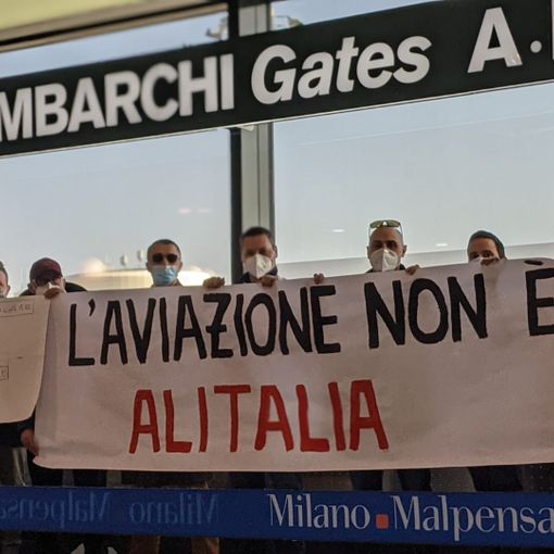 A Malpensa la protesta dei lavoratori del trasporto aereo: «L'aviazione non è solo Alitalia»