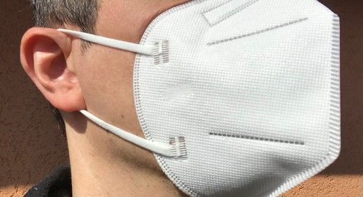 Troppe persone senza mascherina all'aperto a Casorate Sempione: il sindaco aumenta i controlli