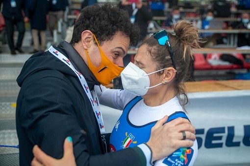 «Vorrei abbracciare mia sorella Federica come accadde dopo che conquistò l'oro europeo sul lago di Varese»: la foto di quell'abbraccio in questa immagine di Alessandro Galbiati