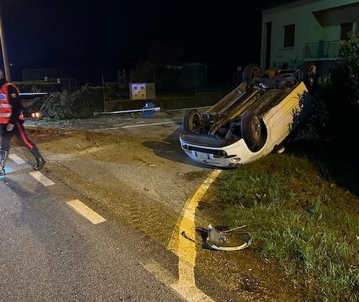 L'auto che si è ribaltata nella notte a Mesenzana (da Luinonotizie.it)