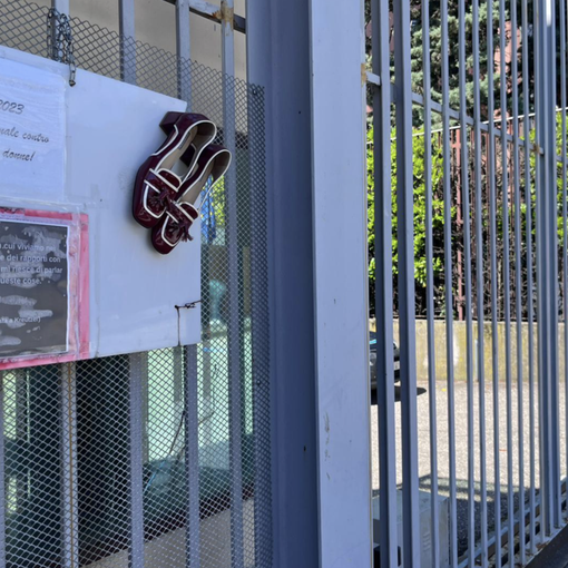 Un messaggio contro la violenza sulle donne all'ingresso del carcere dei Miogni