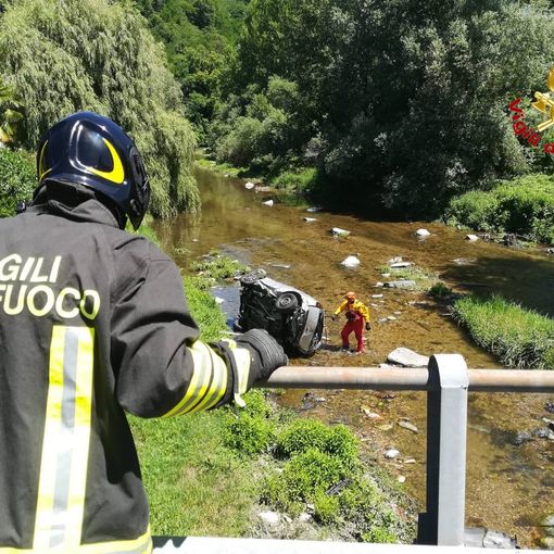 Auto sbanda e finisce nel fiume a Montegrino Valtravaglia, in salvo guidatore e passeggero
