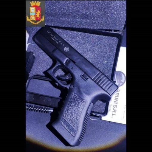 La pistola a salve sequestrata dalla polizia a Monza (foto da Mbnews.it)