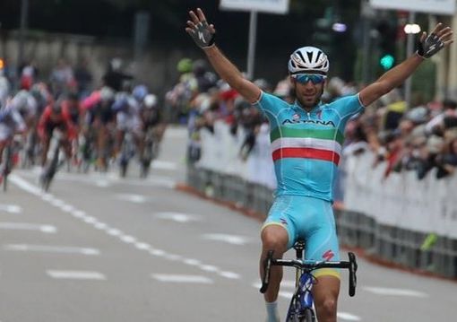 Nibali in maglia Astana nella sua vittoria alla Tre Valli 2015
