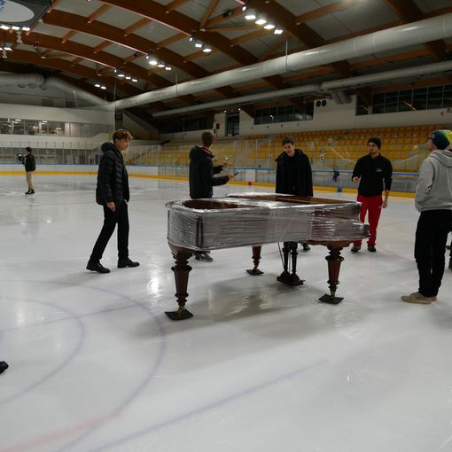 VIDEO E FOTO. La magia delle feste all'Acinque Ice Arena celebrata da una danza sul ghiaccio sulle note inconfondibili degli SdueT