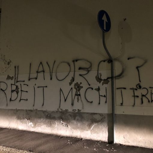 Scritte e simboli nazisti fuori dalla sede del Pd varesino. «Vigliacchi, incivili e vergognosi. Non ci intimidiscono»