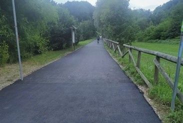 «La pista ciclopedonale della Valle Olona asfaltata nelle zone boschive»: la protesta del sindaco di Vedano