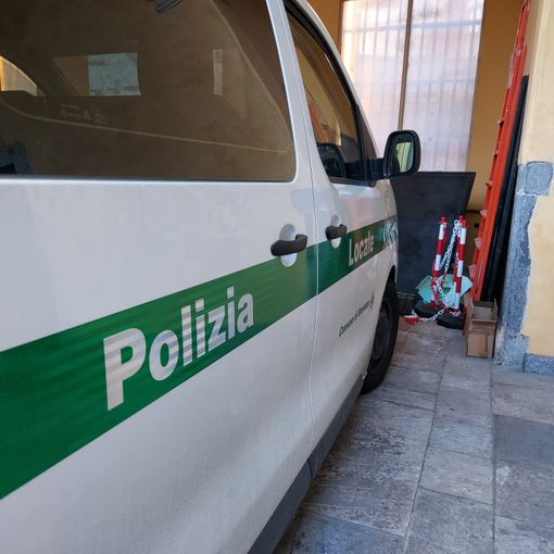 Litiga con la fidanzata e aggredisce gli agenti della polizia locale
