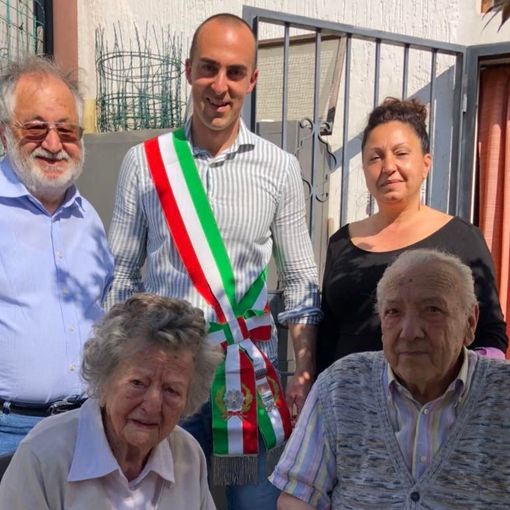 I due &quot;sposini&quot; Fulvia ed Enrico in una foto tratta dalla pagina Facebook del Comune di Porto Ceresio