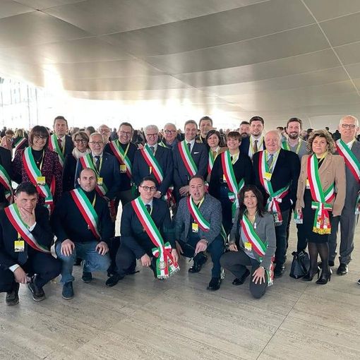 VIDEO E FOTO. La trasferta romana di una sessantina di sindaci del Varesotto per l'evento di Poste Italiane: «Attenzione per i piccoli Comuni»