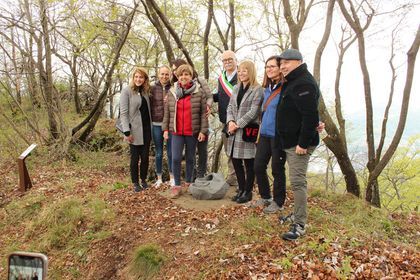 L'inaugurazione della scultura dedicata al passaggio sui sentieri di Saltrio di Liliana Segre