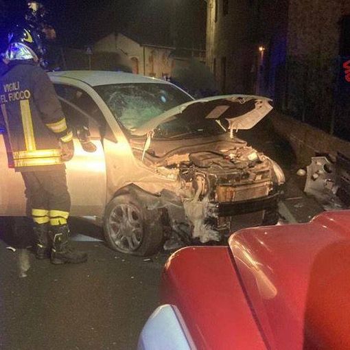 Va a sbattere con l'auto contro un muro a Sangiano: in ospedale una ragazza di 23 anni