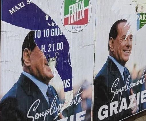 I manifesti dedicati alla memoria di Silvio Berlusconi strappati dai vandali a Saronno (foto da IlSaronno.it)