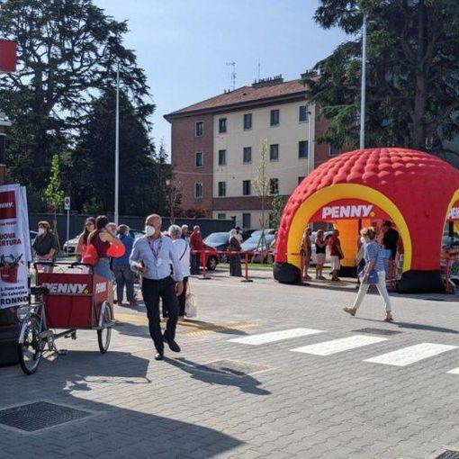 Apertura del nuovo Penny Market: clienti in coda dentro e fuori il punto vendita