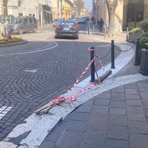 Camionista maldestro strappa un paletto e distrugge alcune lastre di marmo
