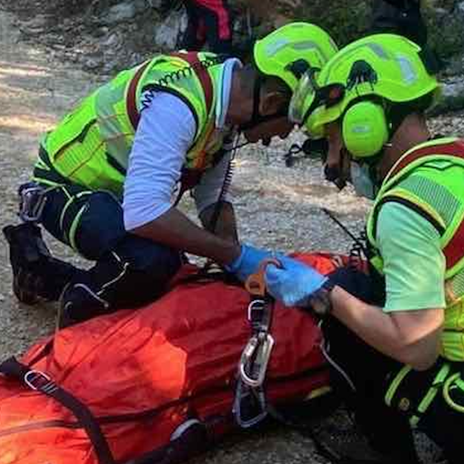 Monte Orsa, cade e si fa male a un braccio. In azione Soccorso alpino ed elicottero