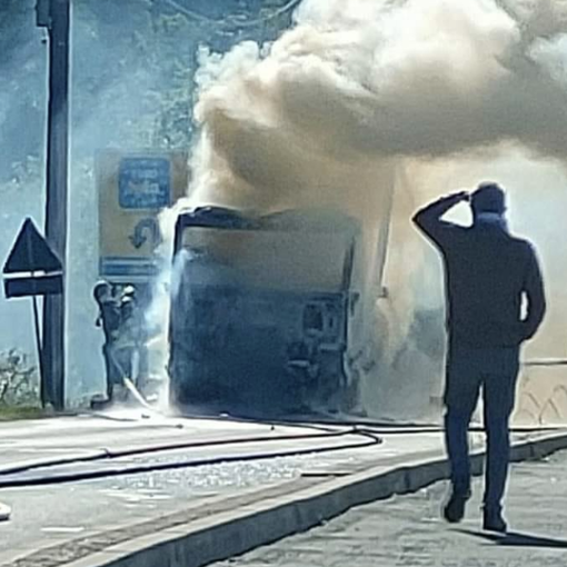 I resti del mezzo pesante. Sotto: il camion in fiamme (foto dalla pagina Facebook "Città di Malnate") I resti del mezzo pesante. Sotto: il camion in fiamme (foto dalla pagina Facebook "Città di Malnate")